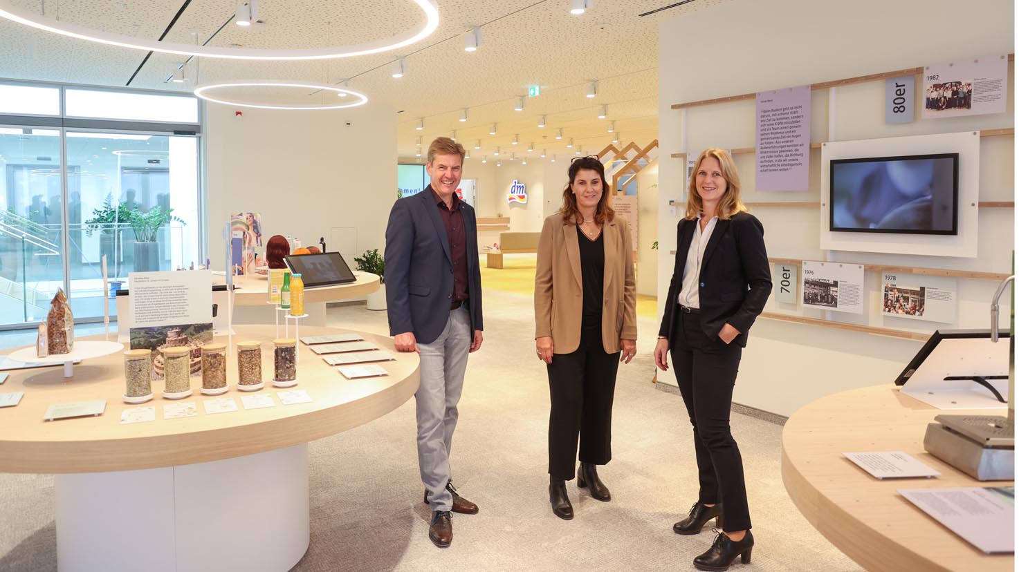 dm Geschäftsführer Thomas Köck und Petra Mathi-Kogelnik mit Projektleiterin Andrea Renezeder in der dm Welt